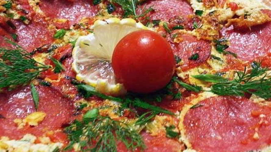 Рецепт омлета с колбасой, помидорами и сыром