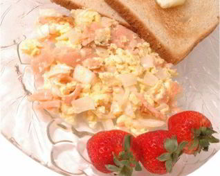 Омлет с копченым лососем, мацой и укропом