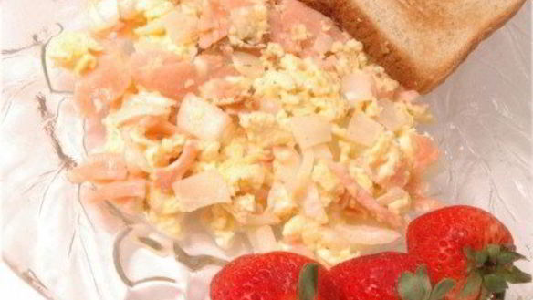 Рецепт Омлета с копченым лососем, мацой и укропом