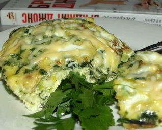 Омлет с луком-пореем, шпинатом и сыром
