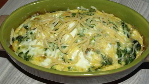 омлет с луком-пореем, шпинатом и сыром