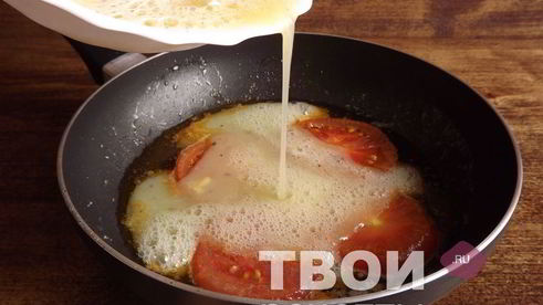 омлет с помидорами