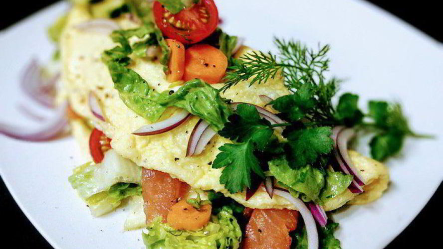 Рецепт омлета с салатом и копченым лососем