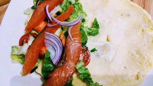 омлет с салатом и копченым лососем