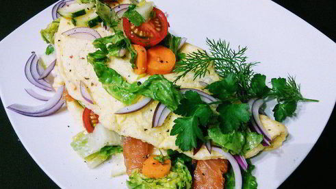омлет с салатом и копченым лососем