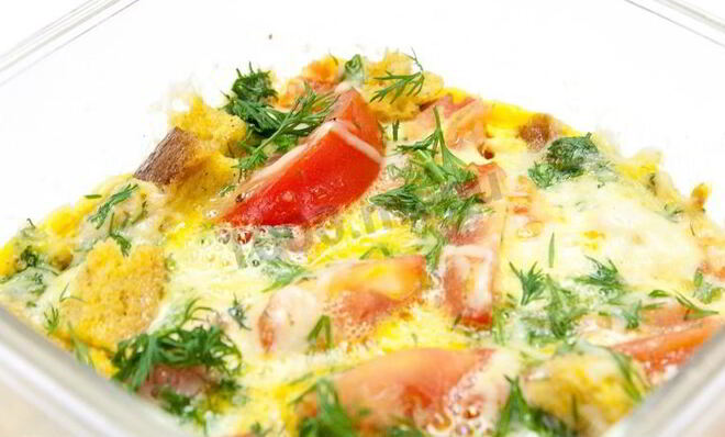 Омлет с сыром и помидорами в микроволновке