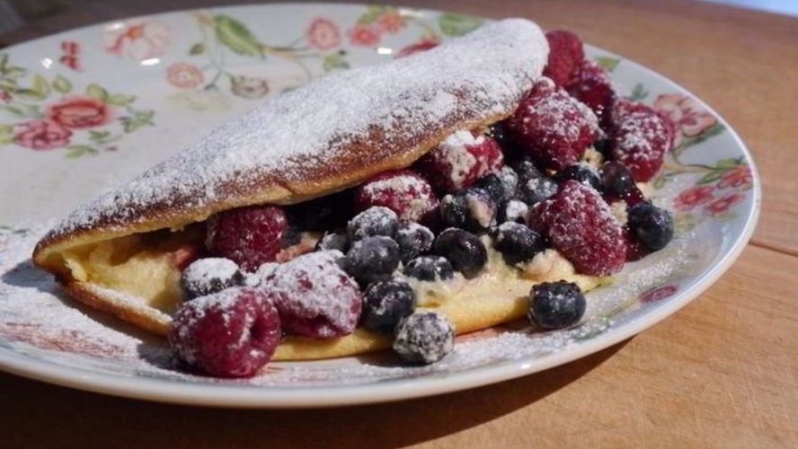 Рецепт омлета-суфле с ягодами и вареньем