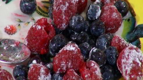 омлет-суфле с ягодами и вареньем