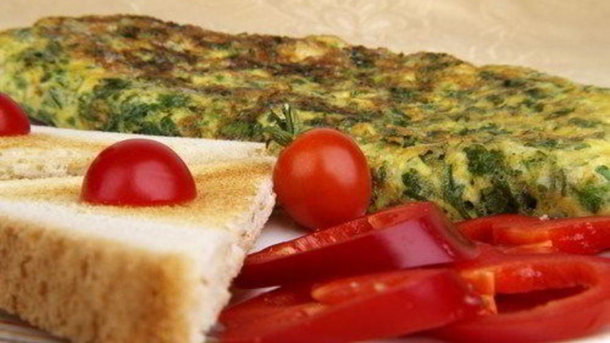 Рецепт печеного омлета с грюйером и шнитт-луком