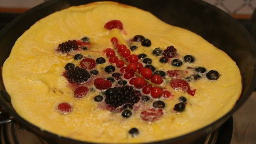 Рецепт сладкого ванильного омлета с ягодами