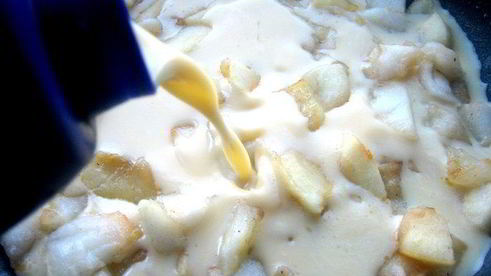 сладкий яблочный омлет