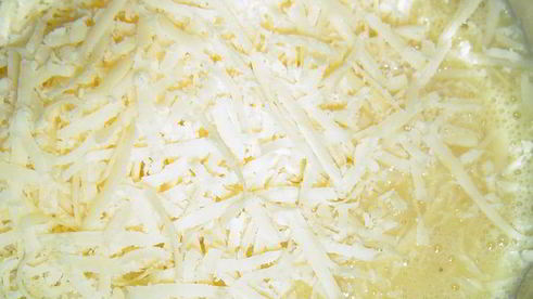 закуска из омлета, сыра и красной рыбы