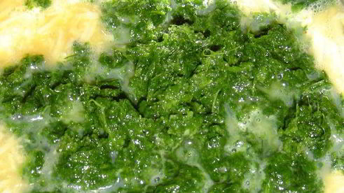 закуска из омлета, сыра и красной рыбы