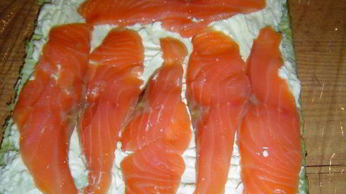 закуска из омлета, сыра и красной рыбы