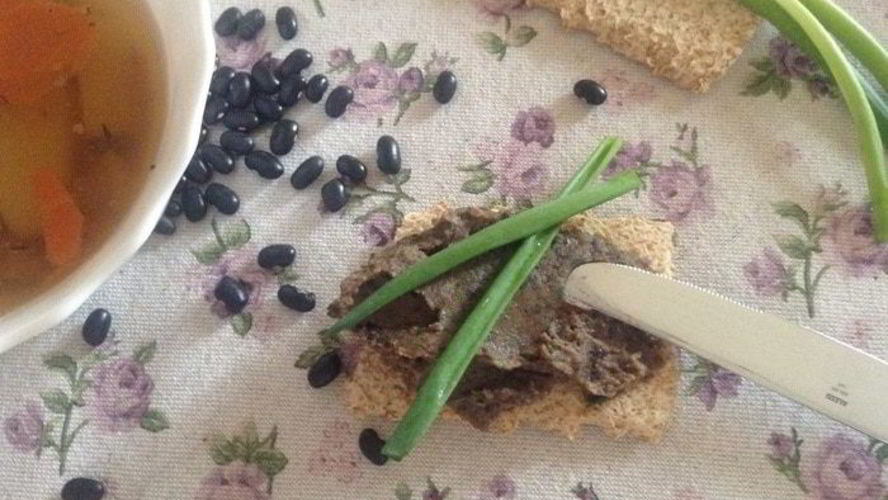 Рецепт паштета из черной фасоли с вешенками