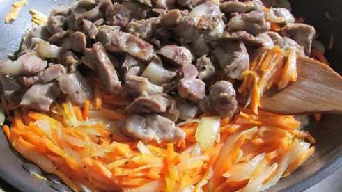 паштет из куриных желудков с морковью и луком