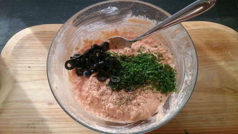 паштет из слабосоленой семги с томатами и маслинами