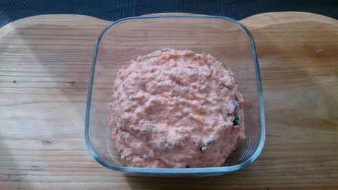 паштет из слабосоленой семги с томатами и маслинами