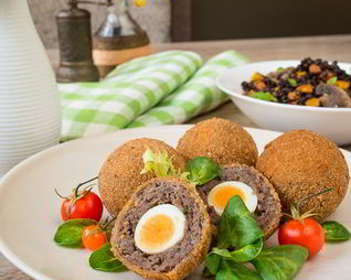 Перепелиные яйца по-шотландски с говядиной