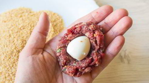 перепелиные яйца по-шотландски с говядиной