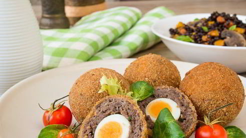 перепелиные яйца по-шотландски с говядиной