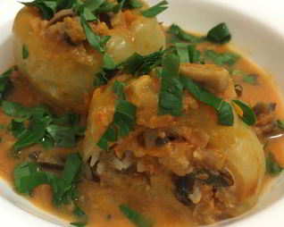 Перцы фаршированные мясом с шампиньонами в томатном соусе