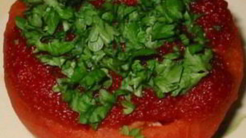 помидор, фаршированный тунцом