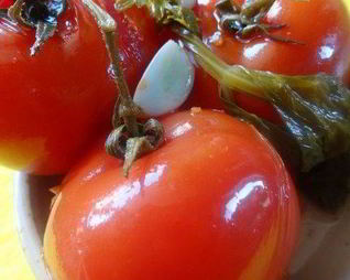 Помидоры соленые по-грузински в яблочном соке