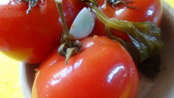 Рецепт Помидоров соленых по-грузински в яблочном соке