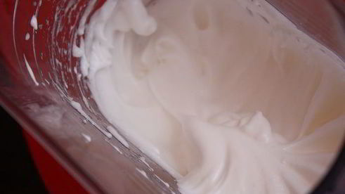 блинные роллы с яблоками под безе