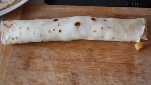 блинные роллы с яблоками под безе