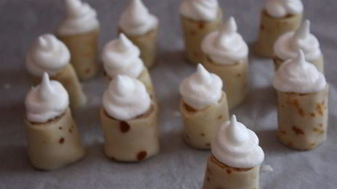 блинные роллы с яблоками под безе