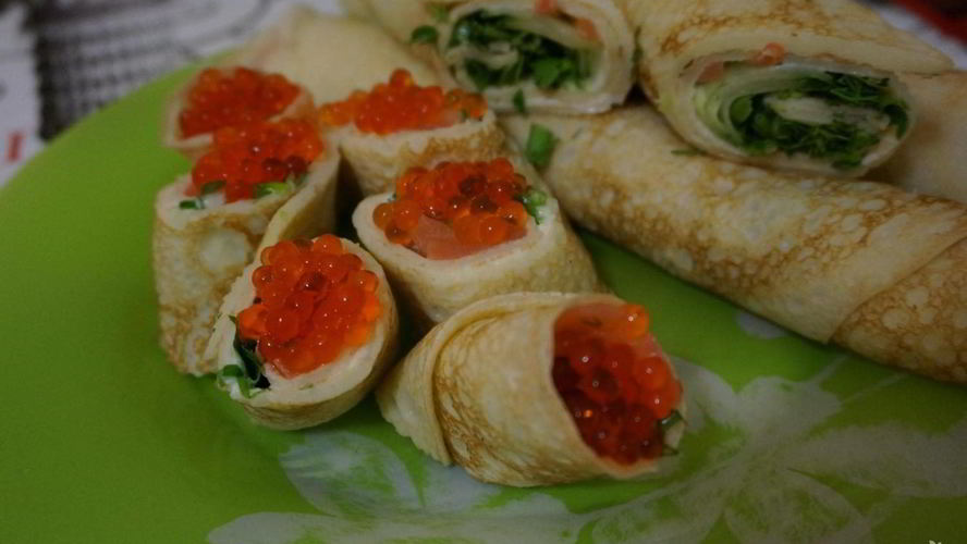 Рецепт блинных роллов со сливочным сыром и красной рыбой