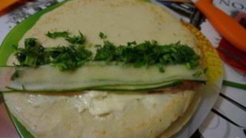 блинные роллы со сливочным сыром и красной рыбой