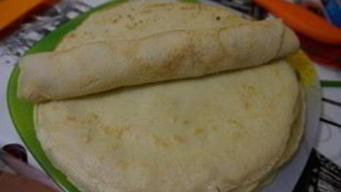 блинные роллы со сливочным сыром и красной рыбой