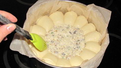 булочки-роллы с грибным дип-соусом