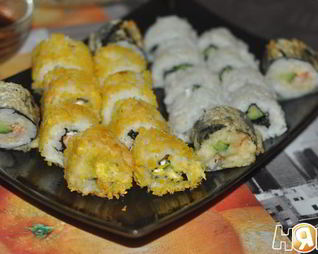 Горячие роллы в панировочных хлопьях