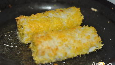 горячие роллы в панировочных хлопьях