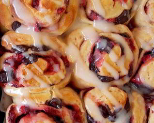 Клубнично-шоколадные роллы с ягодным кремом