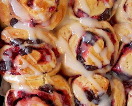 Клубнично-шоколадные роллы с ягодным кремом