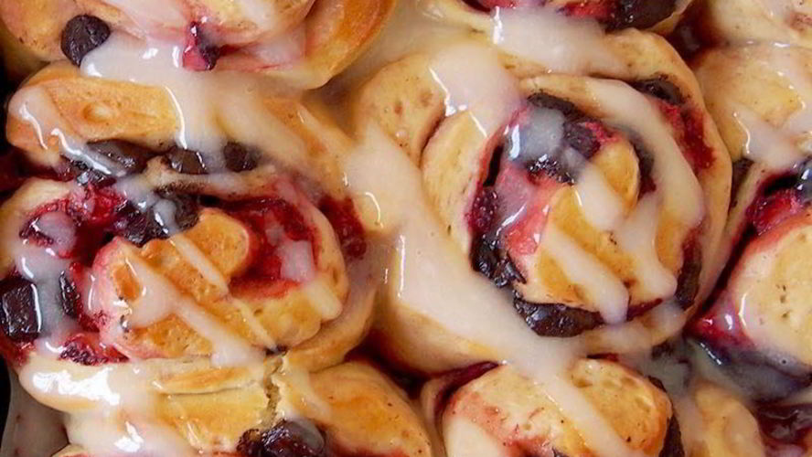 Рецепт клубнично-шоколадных роллы с ягодным кремом