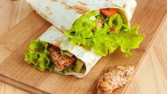 Рецепт Нежного ролла с курицей и помидорами