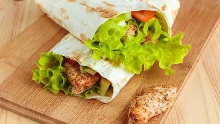 Рецепт нежного ролла с курицей и помидорами