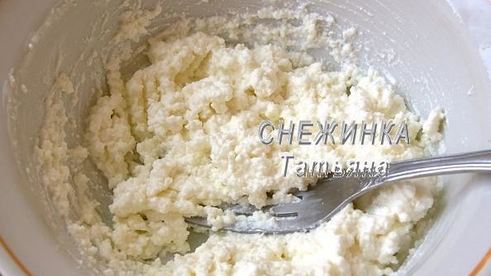 омлетный шоколадный ролл с клубникой