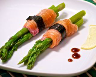 Ролл из спаржи с лососем