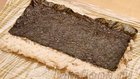 ролл в стружке тунца бонито