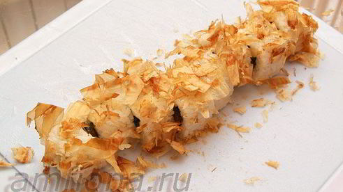 ролл в стружке тунца бонито