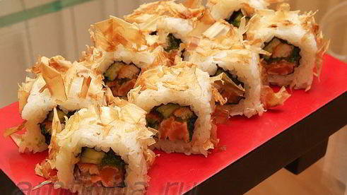 ролл в стружке тунца бонито