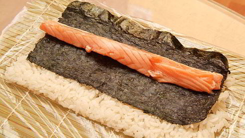 ролл в стружке тунца бонито