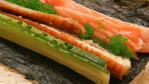 ролл в стружке тунца бонито